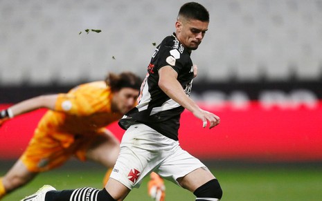 Gabriel Pec faz movimento de chutar a bola enquanto é observado pelo goleiro Cássio (em segundo plano na imagem)