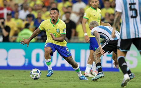 Gabriel Jesus tenta o drible em Brasil x Argentina
