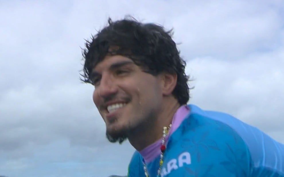 O surfista Gabriel Medina após ganhar medalha de bronze na Olimpíada de Paris nesta segunda (5)