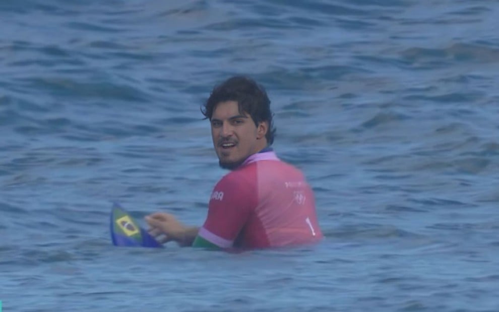 O surfista Gabriel Medina na semifinal do surfe na Olimpíada de Paris nesta segunda (5)
