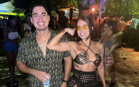 Gabriela Villa Bonde posa ao lado da irmã, Fernanda, em foto publicada nas redes sociais; os dois sorriem e olham para a câmera. Ao fundo, é possível ver uma festa de rua.