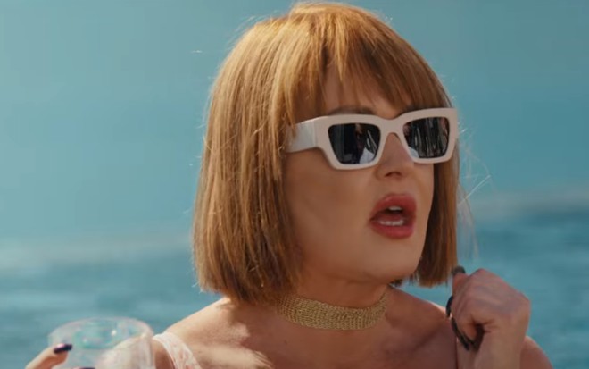 Gabriela Spanic está com óculos de sol em uma piscina, no reality Secretos de Villanas