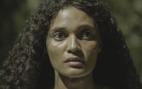 Gabriella Cristina com expressão séria em cena flashback da novela Renascer