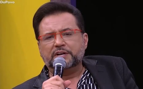Geraldo Luís fala em microfone no programa Geral do Povo