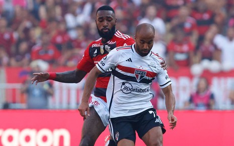 No Maracanã, Gerson e Lucas Moura disputam a bola em lance do jogo de ida da final entre Flamengo e São Paulo