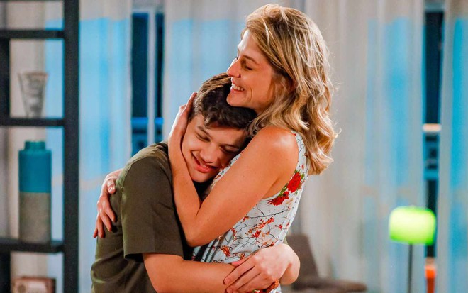 Alex (Gianlucca Mauad) abraça Laura (Christiana Ubach) em cena da novela