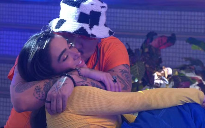 Giovanna e MC Bin Laden trocando um selinho na festa do BBB 24
