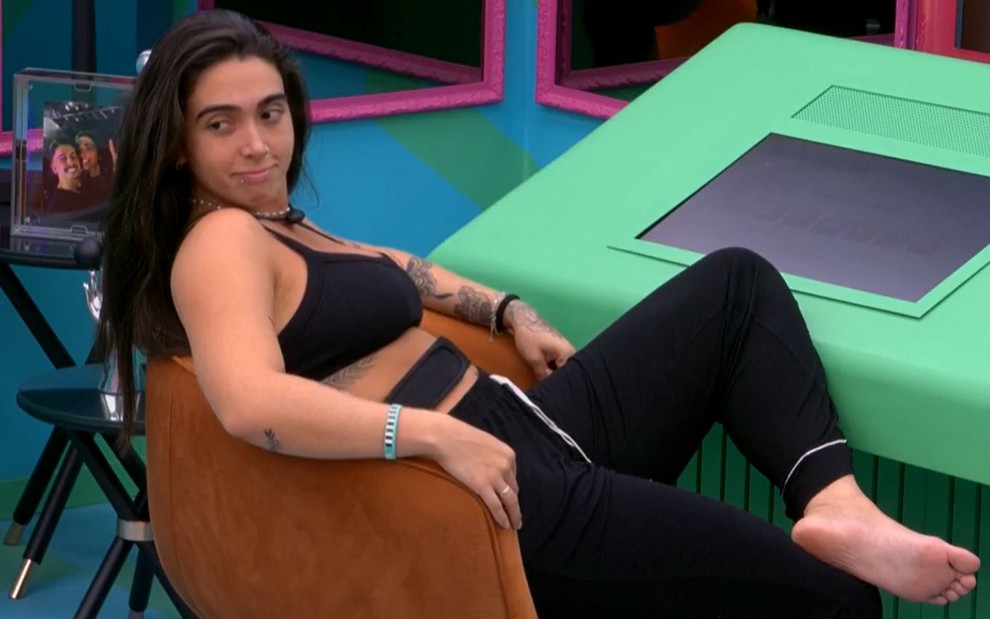 Giovanna Lima sentada na poltrona do quarto do líder do BBB 24