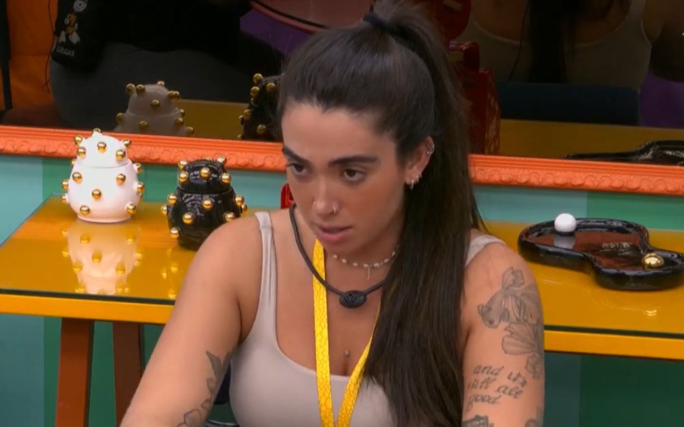 Giovanna Lima com expressão séria no quarto do líder do BBB 24