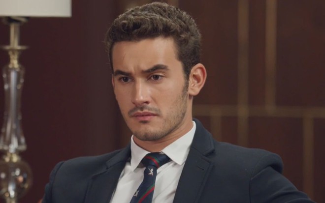 Filipe Bragança com expressão séria em cena como Giovanni na novela Elas por Elas