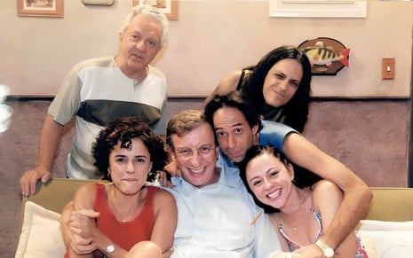 Rogério Cardoso, Marieta Severo, Marco Nanini, Pedro Cardoso, Guta Stresser e Lucio Mauro Filho posam na sala de A Grande Família