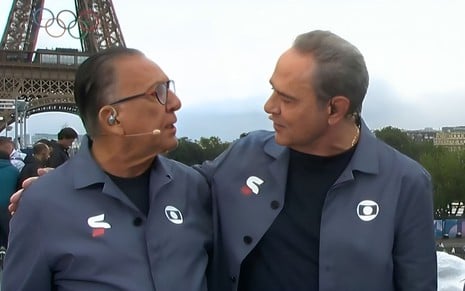 Galvão Bueno e Luis Roberto se encaram abraçados com a Torre Eiffel ao fundo