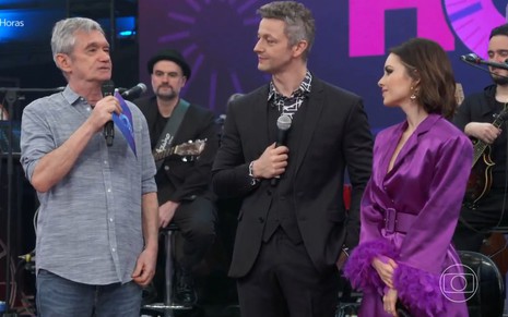 Serginho Groisman conversa com Lucas Lima e Sandy no palco do Altas Horas