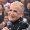 Xuxa Meneghel sorri abertamente no palco do Altas Horas