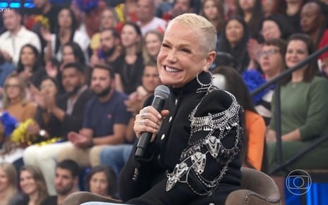 Xuxa Meneghel sorri abertamente no palco do Altas Horas