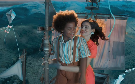 Levi Asaf e Camila Queiroz cantam juntos enquanto voam na caravela imaginária de Amor Perfeito