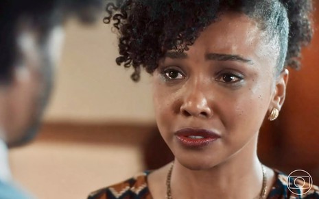 Kênia Bárbara está com cara de choro em cena da novela Amor Perfeito como Lucília