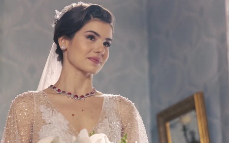 Camila Queiroz está vestida de noiva como Marê, a mocinha de Amor Perfeito