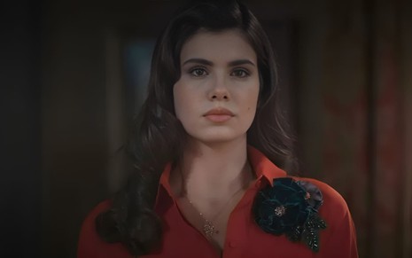 Camila Queiroz caracterizada como Marê; ela está com o semblante abatido e tem a boca aberta em tribunal de Amor Perfeito
