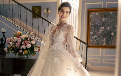 A atriz Camila Queiroz está vestida de noiva como Marê em Amor Perfeito