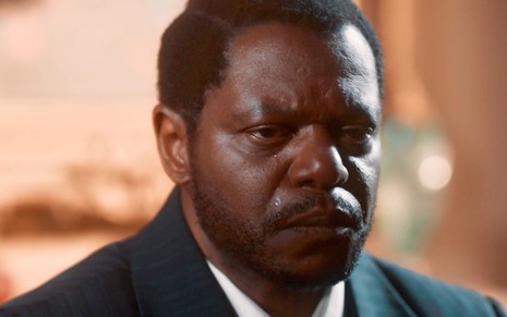 O ator Bukassa Kabengele chora em cena da novela Amor Perfeito como o promotor Sílvio
