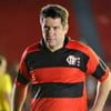 O ator Murilo Benício com uma camisa do Flamengo como Tufão em cena de Avenida Brasil