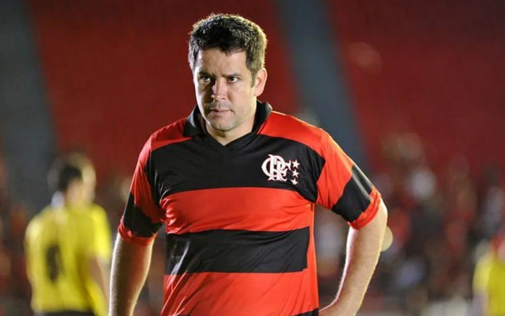 O ator Murilo Benício com uma camisa do Flamengo como Tufão em cena de Avenida Brasil