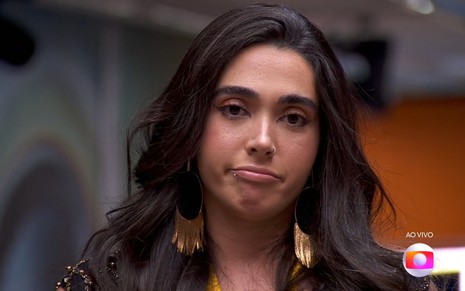Giovanna Lima tem expressão triste na sala do BBB 24