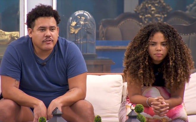 Lucas Henrique e Giovanna Pitel na varanda do BBB 24