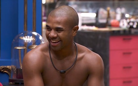 Davi Brito sorri sem camisa no BBB 24