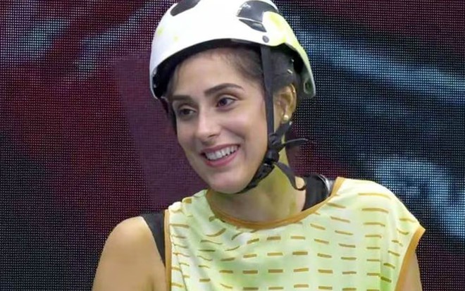 Deniziane com capacete branco e colete verde limão em prova do líder do BBB 24
