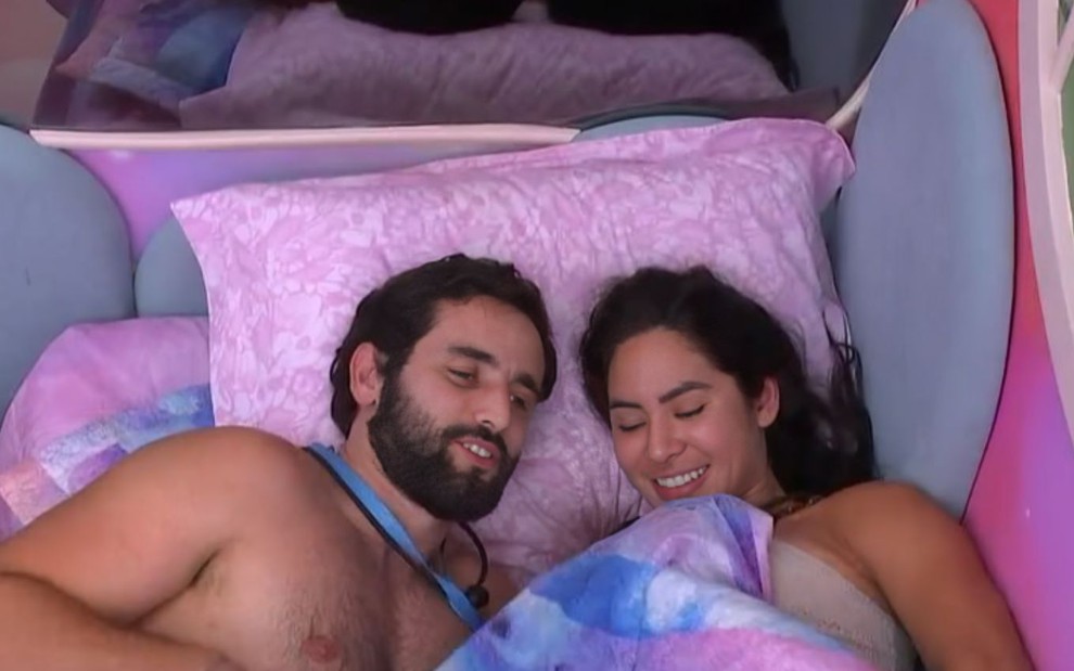 Matteus Amaral com Isabelle Nogueira deitados em uma cama no BBB 24