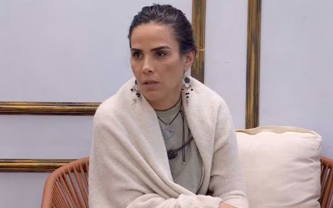 Wanessa Camargo envolta em um lençol na área externa do BBB 24