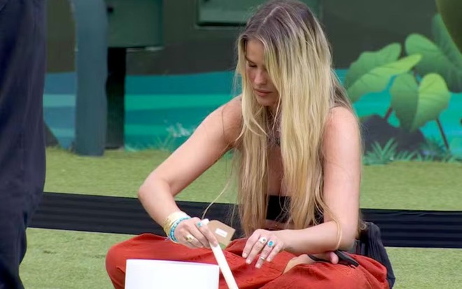 Yasmin Brunet toca um instrumento feito de cristal no quintal do BBB 24