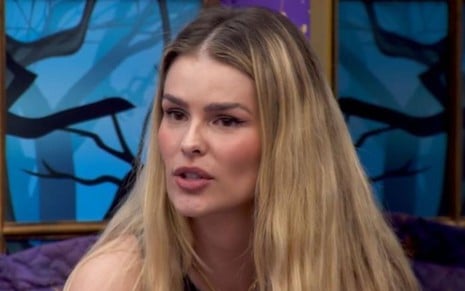 Yasmin Brunet na área externa do BBB 24