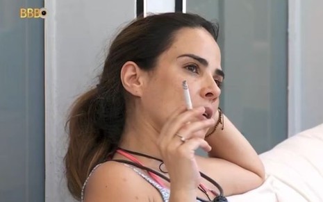 A cantora Wanessa Camargo com cigarro na mão dentro do BBB