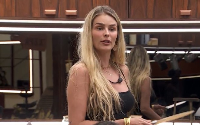 Yasmin Brunet está olhando para alguém fora da imagem com expressão de braveza no BBB 24