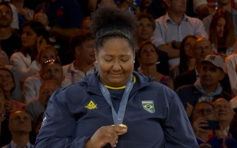 Beatriz Souza olha para medalha de ouro em seu peito nos Jogos Olímpicos de Paris