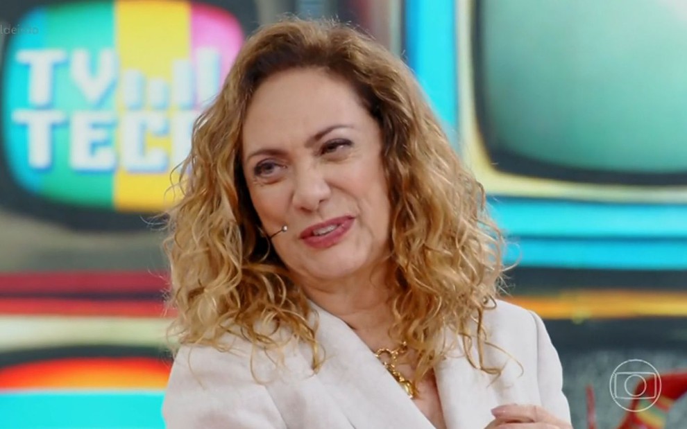 Eliane Giardini sorri com o pescoço torto no palco do Caldeirão