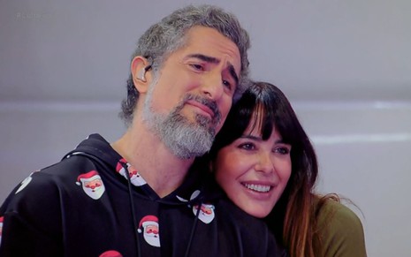 Marcos Mion e Suzana Gullo estão abraçados no palco do Caldeirão