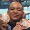 Rebeca Andrade, Julia Soares, Lorrane Oliveira, Flavia Saraiva e Jade Barbosa sorriem e exibem medalhas de bronze