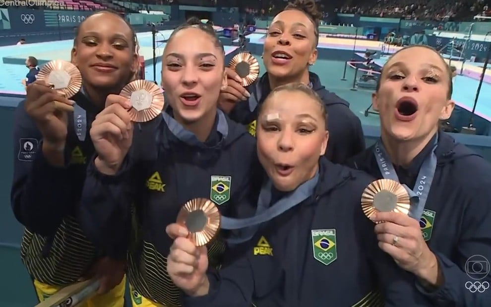 Rebeca Andrade, Julia Soares, Lorrane Oliveira, Flavia Saraiva e Jade Barbosa sorriem e exibem medalhas de bronze