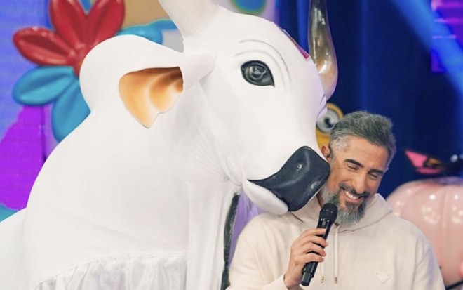 Boi Garantido brinca com Marcos Mion no Caldeirão