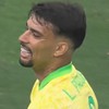 Lucas América sorri, mas tem expressão frustrada, no jogo Brasil x Costa Rica pela Copa América