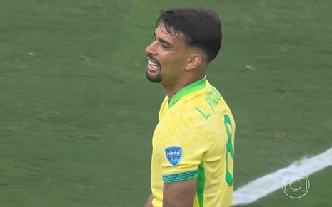 Lucas América sorri, mas tem expressão frustrada, no jogo Brasil x Costa Rica pela Copa América