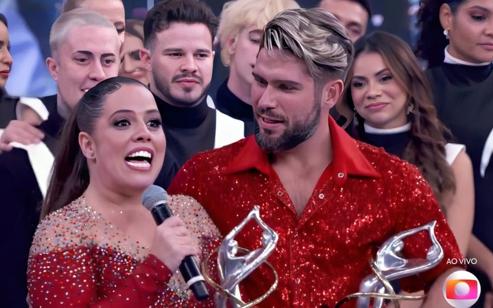 Tati Machado está em choque com troféu da Dança dos Famosos, enquanto Diego Maia sorri para ela