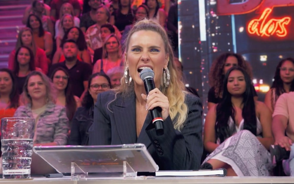 Carolina Dieckmann faz careta no júri da Dança dos Famosos