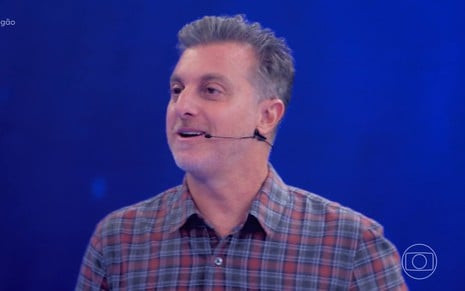 Luciano Huck no cenário do Domingão