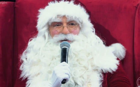 O apresentador Tadeu Schmidt vestido de Papai Noel no Domingão com Huck