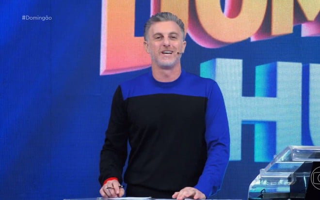 Luciano Huck sorri no palco do Domingão